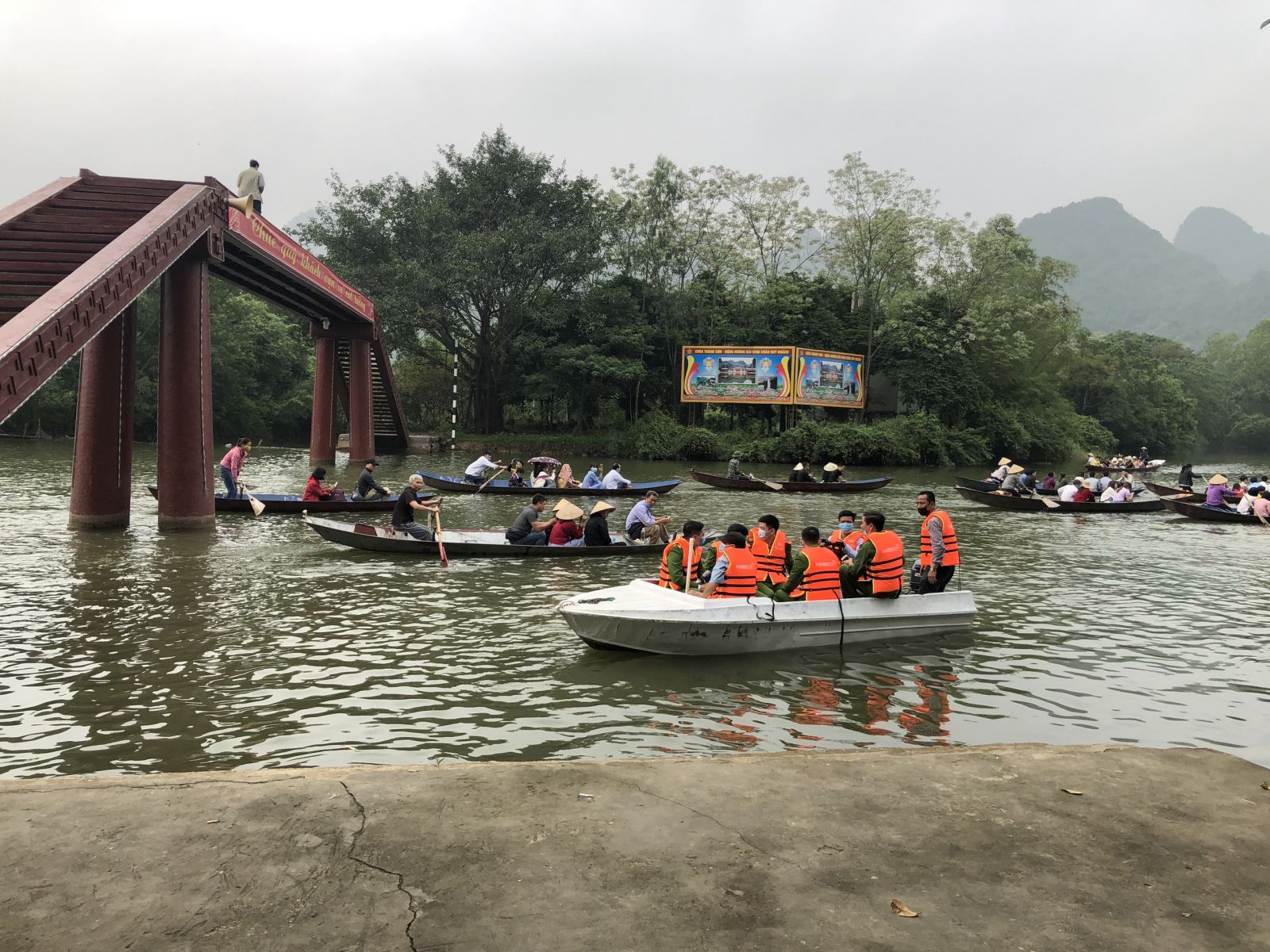 Gần hai tuần lễ hội chùa Hương mở cửa trở lại: Du khách phấn khởi vì công tác tổ chức tốt, các phương án phòng chống dịch được đảm bảo
